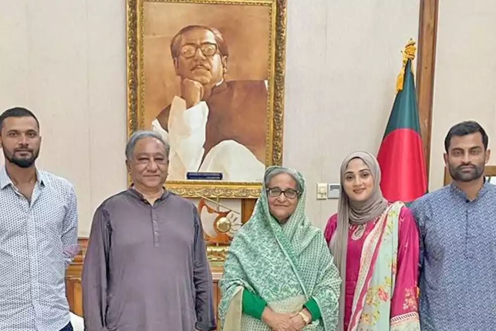 Bangladesh PM (middle) had to intervene and ask Tamim Iqbal to reverse his retirement